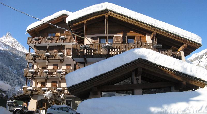 vista hotel con neve